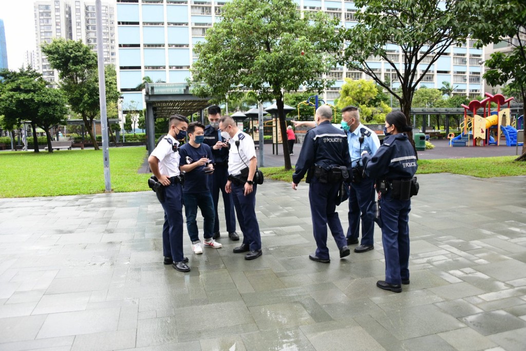 警方在現場調查。楊偉亨攝