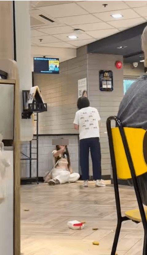 粉衣女子事後向一名路過的女市民哭訴自己遭到店員欺負。Threads@taylor_rr02 粉衣女子事後向一名路過的女市民哭訴自己遭到店員欺負。Threads@taylor_rr02