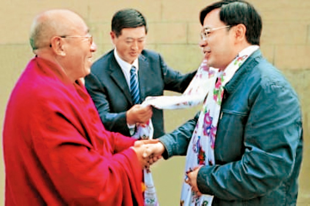 胡昌升（右）曾主政四川甘孜藏族自治州。