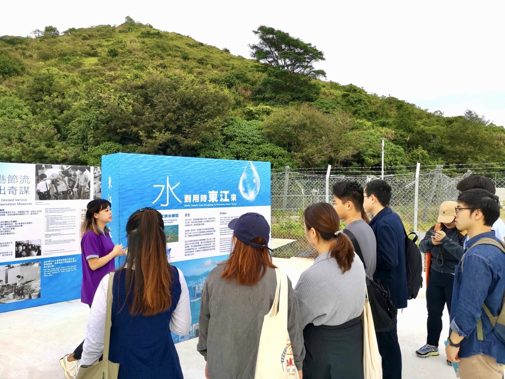 市民參觀開放日特設的東江水供港主題展覽，加深對東江水供港的歷史及發展，感受國家給予香港的巨大支持和關愛。政府新聞處