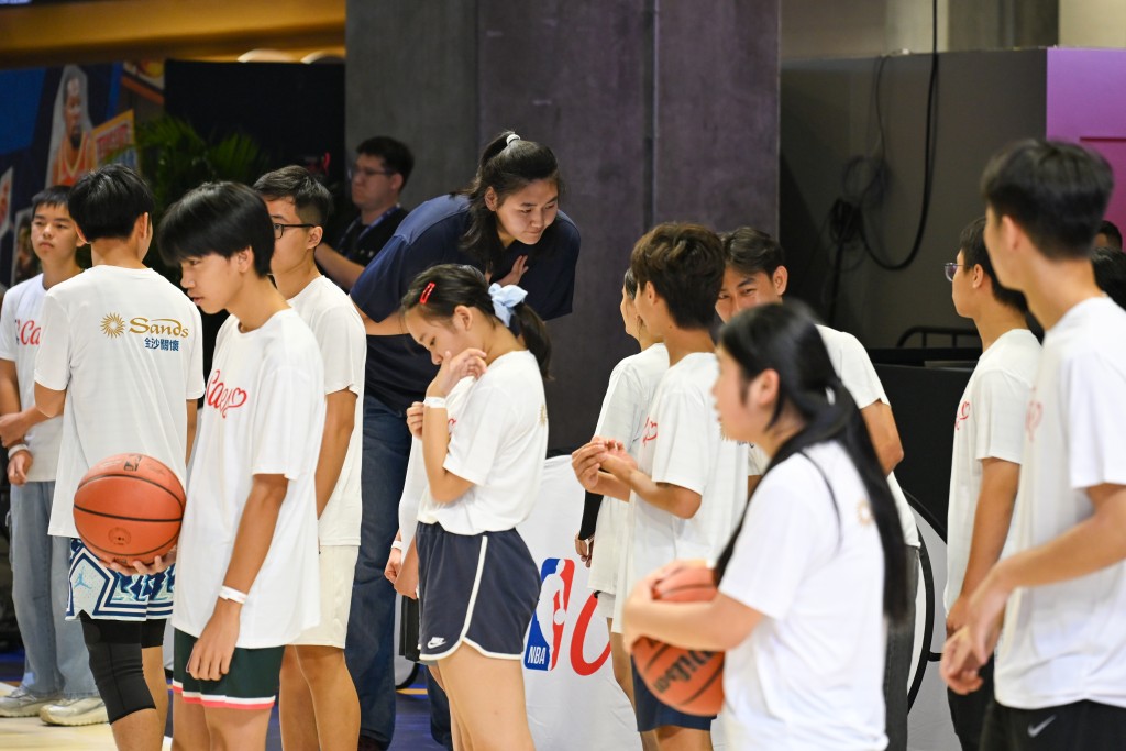 國家隊女籃新星張子宇和前冬奧女子速度滑冰四屆金牌得主王濛擔任籃球班助教。攝影：魏國謙
