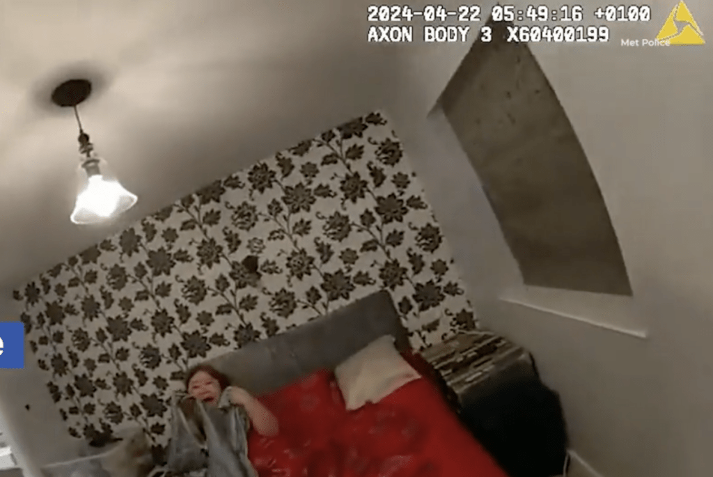 蘇格蘭場經長達六年調查，最終在約克一處民宅發現錢志敏，當時她正在床上，當警員入屋拘捕時， 她慌忙披上圍巾，樣子狼狽。