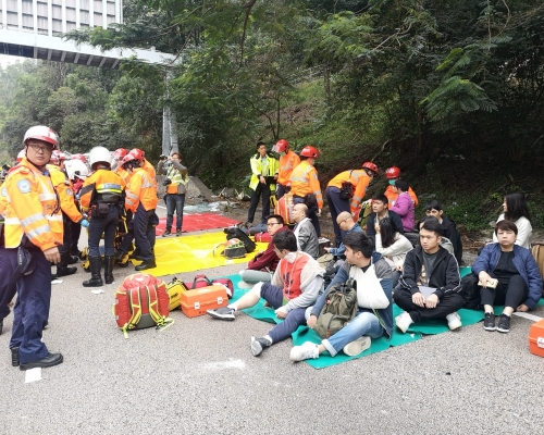 有乘客指，當時滿載，好在事發時無人被拋出車外，相信大部分乘客有扣戴安全帶。 