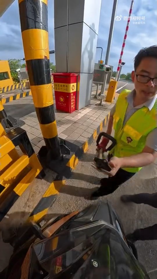 收費站職員手持電鋸截停企圖硬闖高速的電單車。