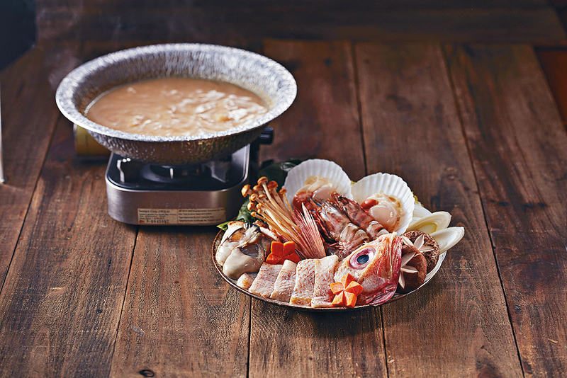 女女鍋又名極上喜知次漁師鍋，以喜知次配搭赤海蝦、原隻帆立貝、生蠔及時令蔬菜。