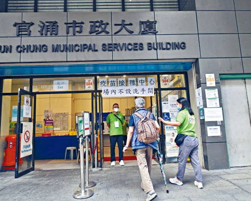 陳肇始表示，當局會提供更多便利市民打針安排，包括「落區打針」，市民毋須擔心無地方。