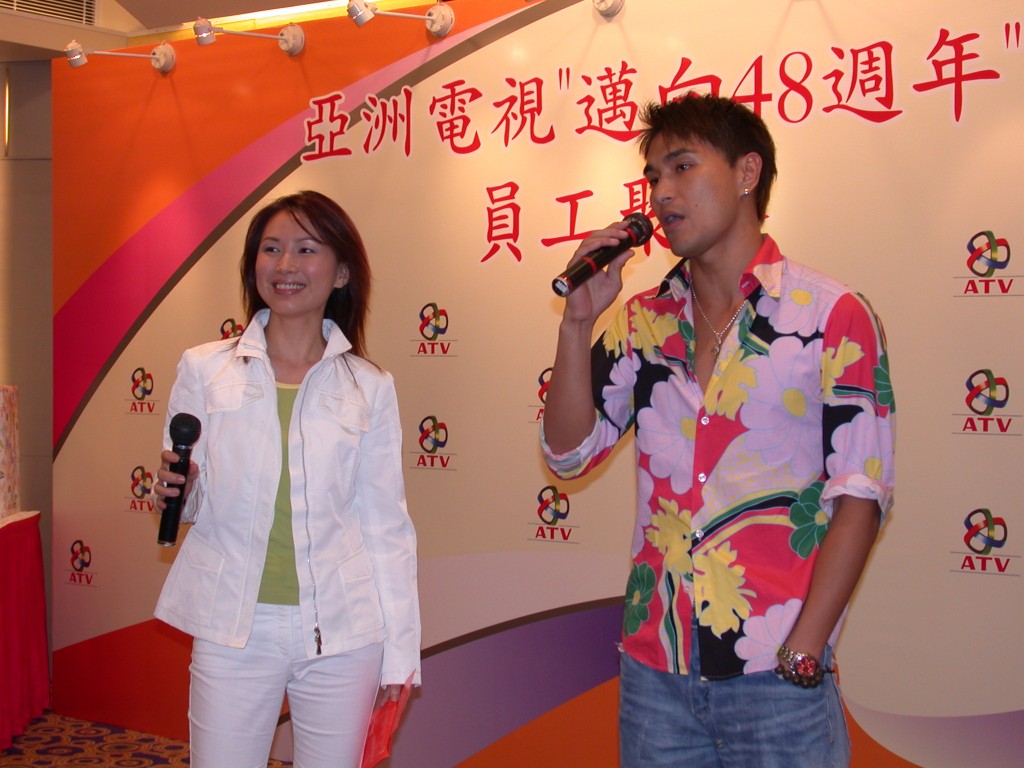 陳展鵬在2000年簽約亞視，成為亞視的當紅小生之一。