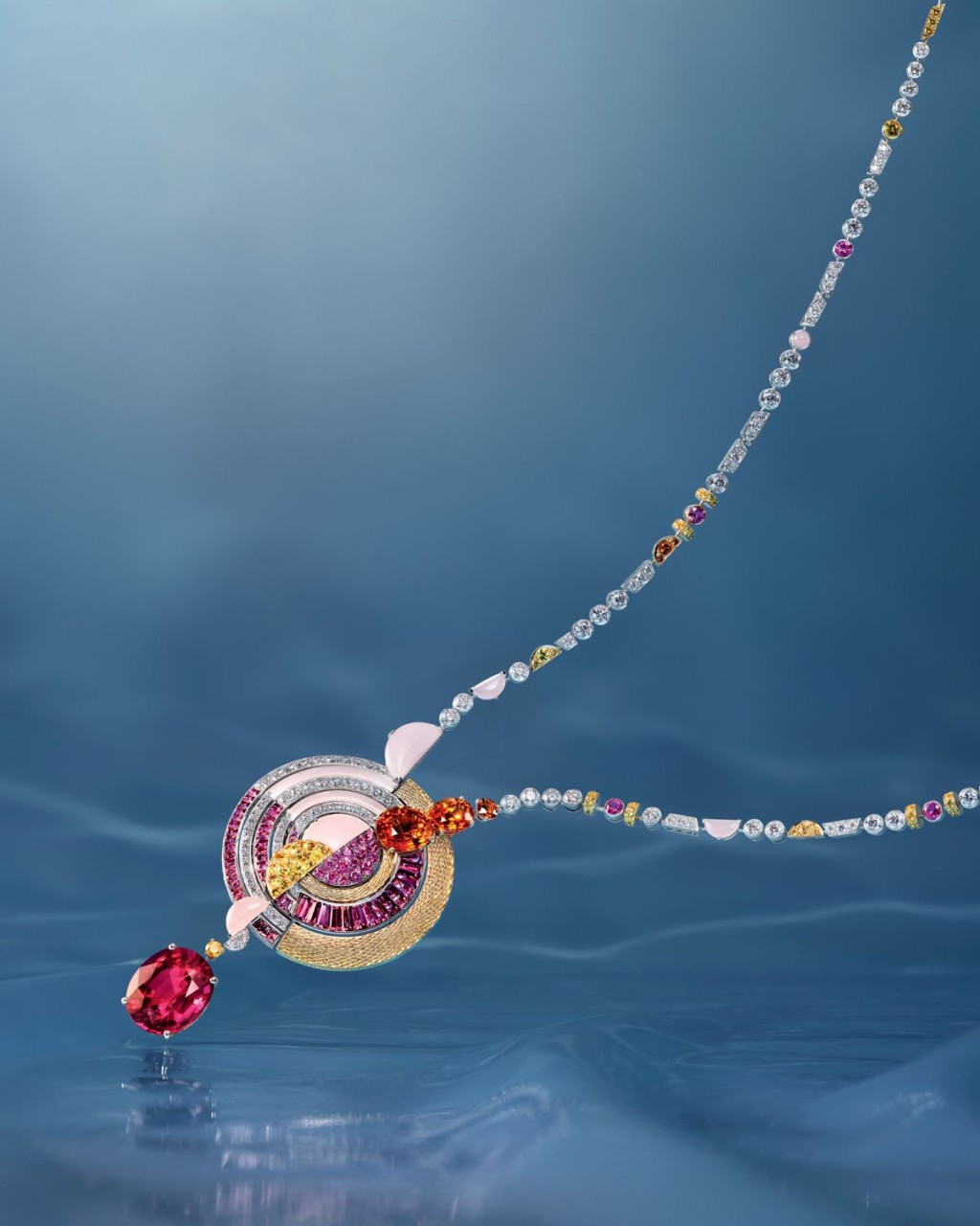 Sous le Solei黃金及白金項鏈，鑲嵌一顆橢圓形紅碧璽（22.09卡）、兩顆橢圓形切割馬達加斯加石榴石（各重7.46卡及4.59卡），另鑲嵌紅碧璽、黃色藍寶石、紅寶石、馬達加斯加石榴石、粉紅色玉髓及鑽石。