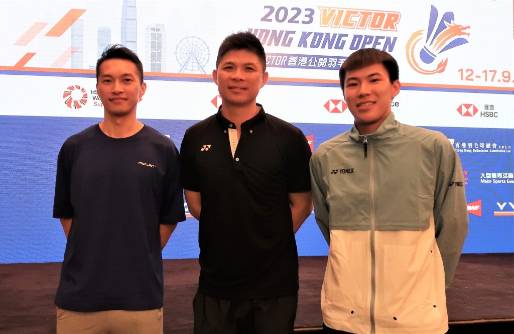 新任港队男单教练黄综翰（中）与伍家朗（左）及李卓耀。陆永鸿摄