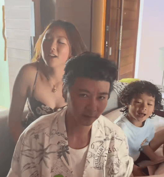 蔡少芬女兒穿上吊帶裙，展現青春氣息。