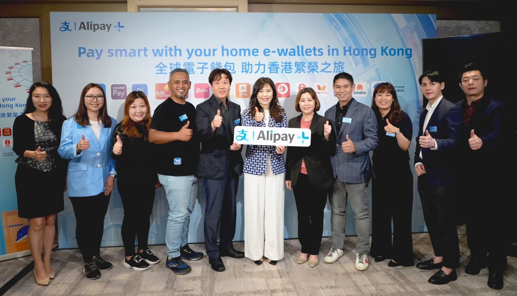 香港旅發局副總幹事葉貞德女士(右五)、Shilla Travel Retail (HK) 董事總經理Kang San Ho先生(左五)與AlipayHK CEO兼螞蟻國際大中華區總經理李詠詩小姐(中)以及國際主要支付軟件負責人一起，慶祝Alipay+攜多國電子錢包來港服務遊客。