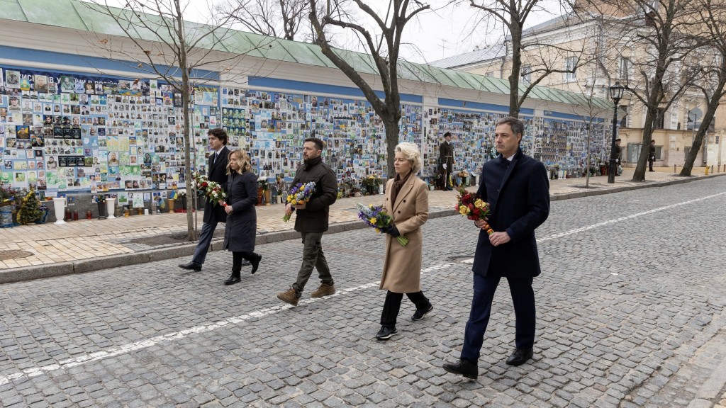 泽连斯基与杜鲁多（左一）、梅洛尼（左二）、冯德莱恩（右二）与德克罗（右一）四位西方领袖在基辅的乌克兰阵亡卫士纪念墙献花。 路透社