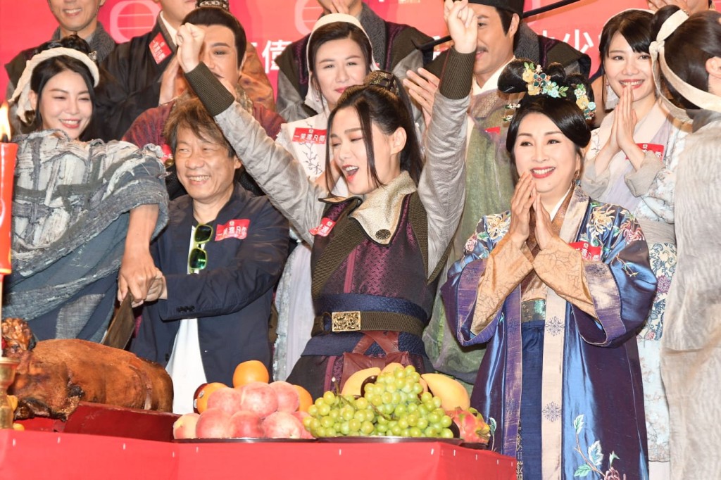 湯洛雯出席新劇《一笑渡凡間》拜神儀式時，一直笑不停。