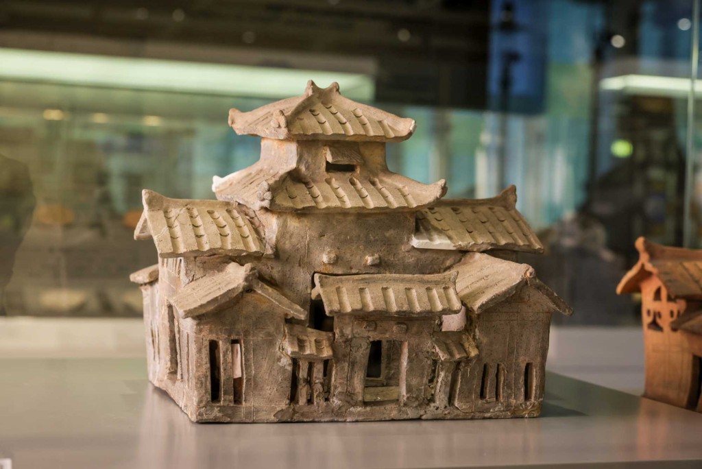 属国家一级文物的东汉前期（公元25-76年）楼阁式陶屋模型，于1957年在广州东山象栏岗出土，是展览的重点展品之一。
