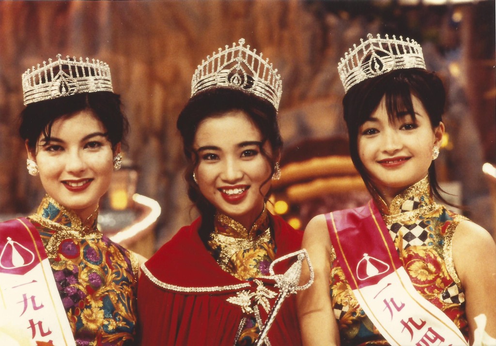 1994年香港小姐冠軍譚小環（中）、 亞軍活麗明（右）及季軍李綺虹。