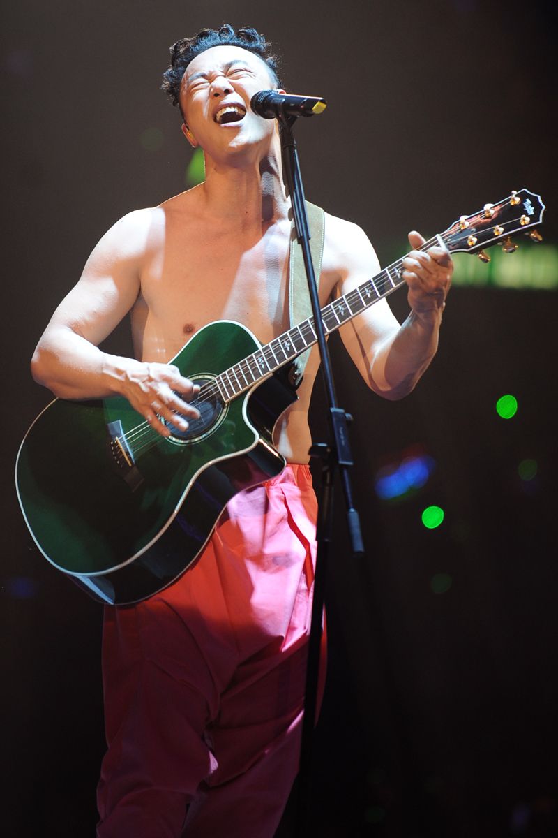 2010年陈奕迅在《DUO陈奕迅2010演唱会》中赤膊自弹自唱。