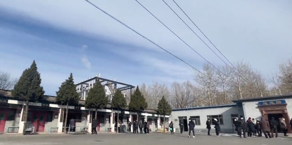 報道指北京東郊殯儀館大爆滿大批人在門外排隊預約。東森影片截圖