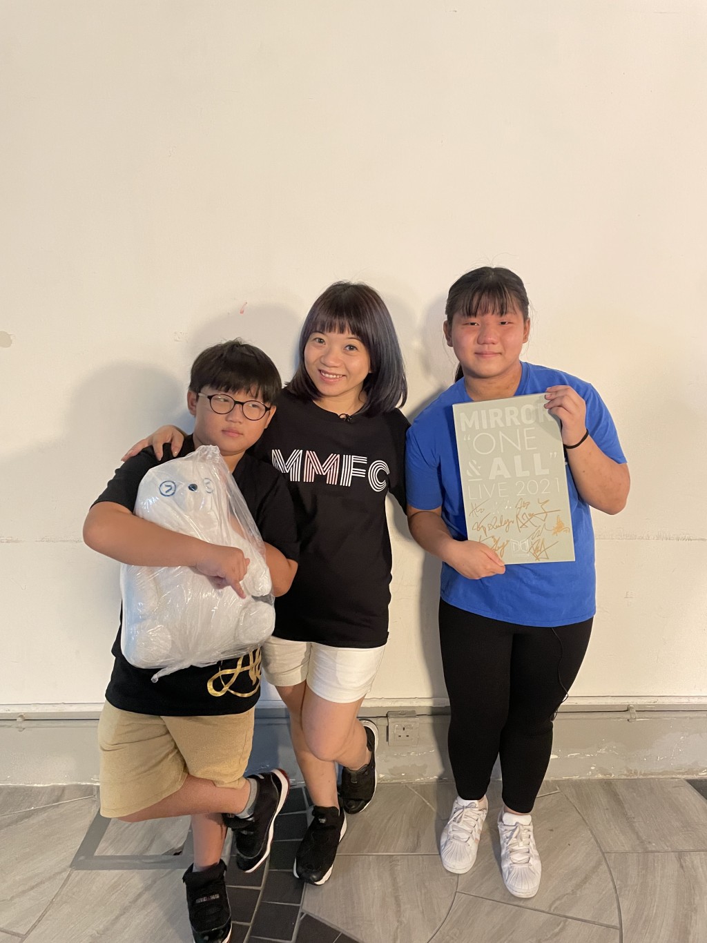 收到偶像送的禮物,Catherine和仔女高興得哭了出來。