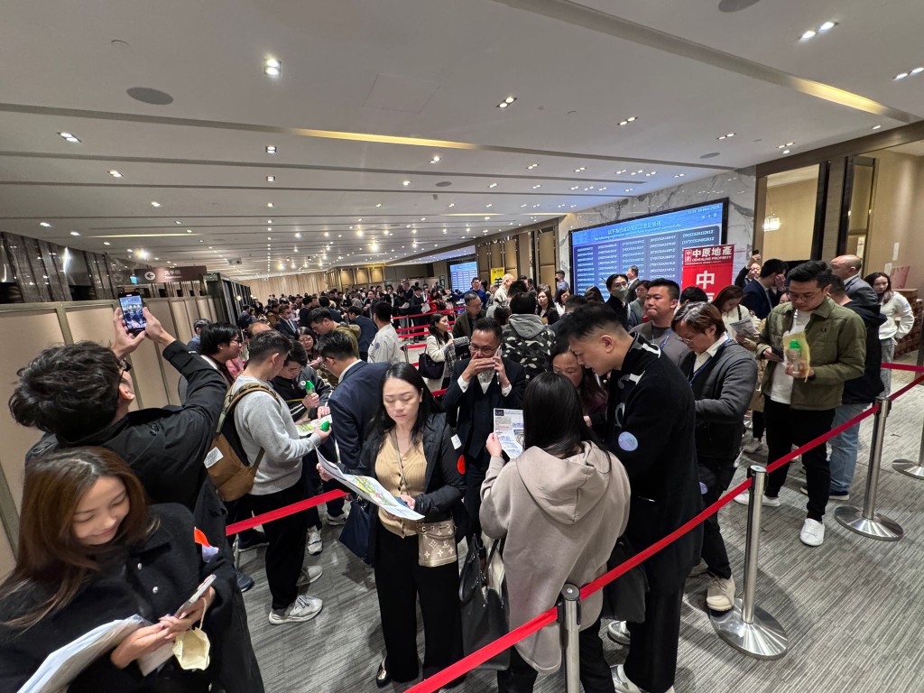 準買家等待發展商人員指示前往揀樓，氣氛熱鬧。