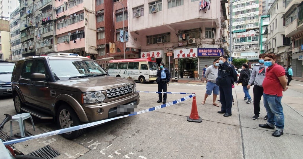 私家車車頭玻璃被石屎擊中現裂痕。林思明攝