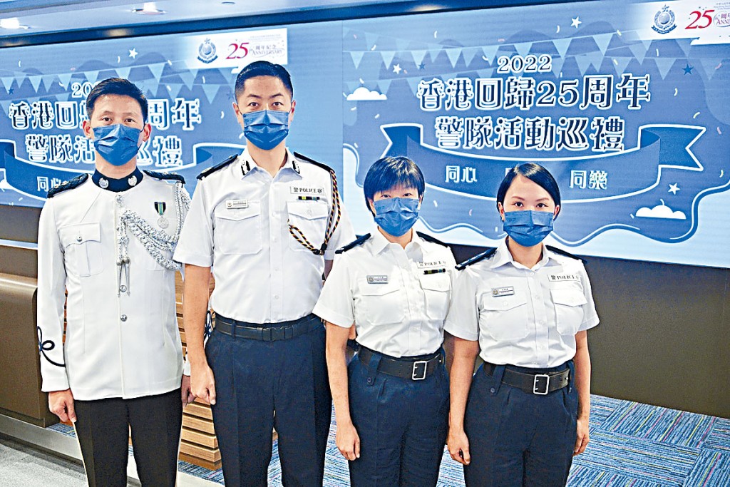 葉文臻（左至右）、郭嘉銓、方可盈及莫靄謙講解警隊慶回歸活動。