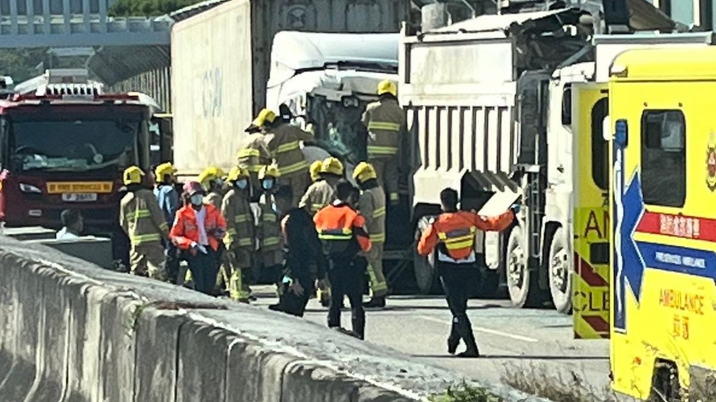消防到場用工具將貨櫃車司機救出。圖:馬路的事 網民Edwin Ying Fai