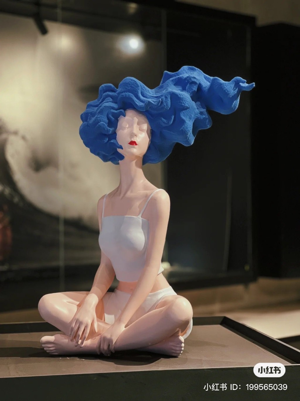 《聞風》藝術家：陳澤林——藝術家通過對抽象情感的具象化創造，展示了一個柔美輕盈的藝術形象，呈現「生命最美的姿態」。 (圖源：小紅書@藝展中心)