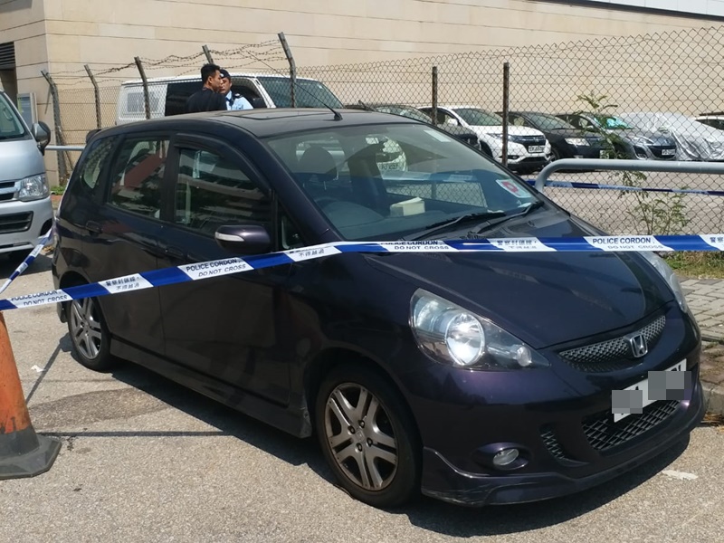 鄺俊宇的坐駕停泊路邊，警方拉起封鎖線。