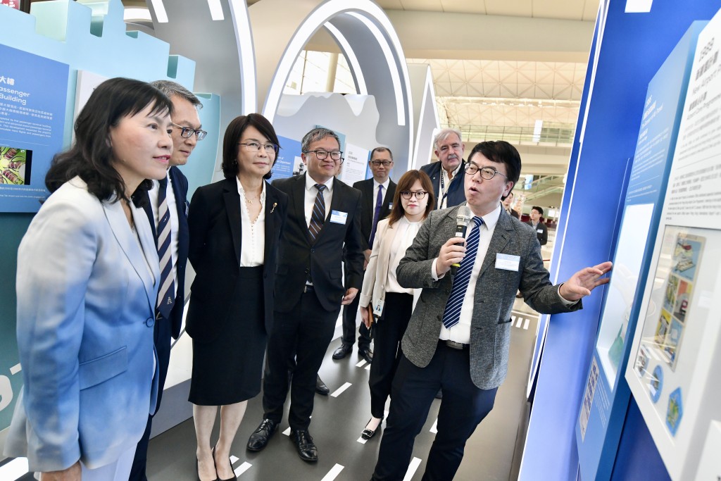 香港機場管理局於香港國際機場接機大堂舉辦「香港機場百年印記」展覽。
