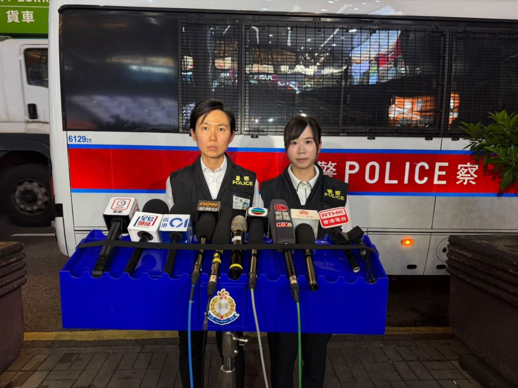 東九龍總區科技及財富罪案組第3隊總督察林詩棋(左)及第3A隊高級督察陳詠研(右)交代案件。曾志恒攝 東九龍總區科技及財富罪案組第3隊總督察林詩棋(左)及第3A隊高級督察陳詠研(右)交代案件。曾志恒攝