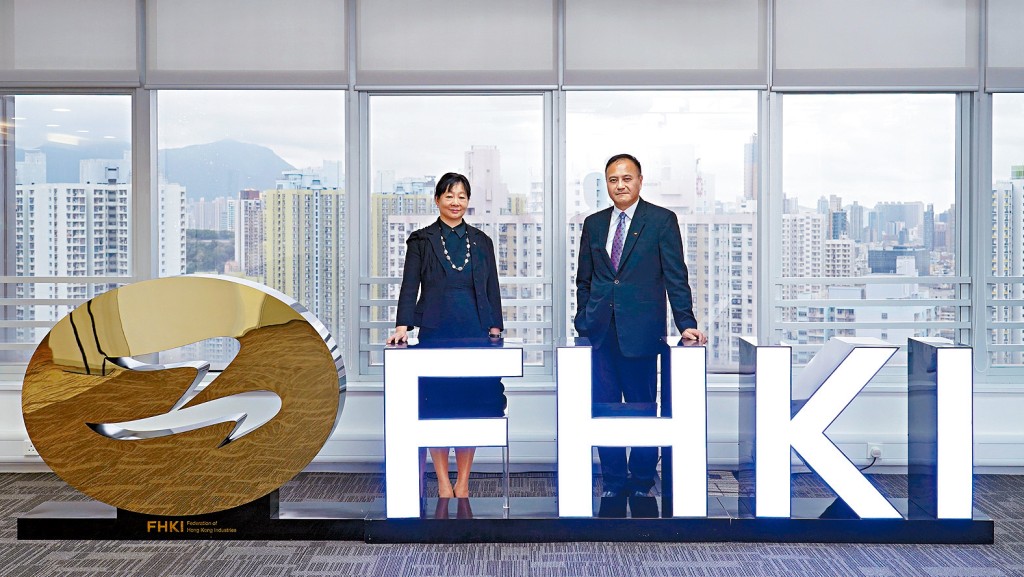 工總在評審中取得「零瑕疵」完美表現。(左起)香港工業總會總裁陳心愉、香港工業總會營運部總監張少華。