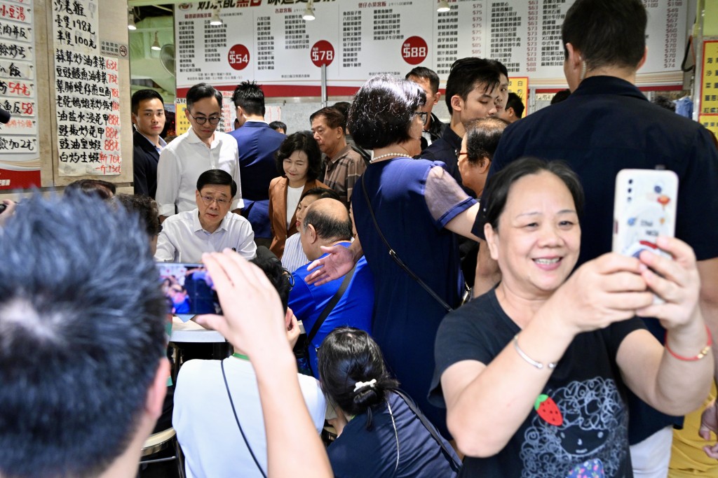 李家超到访沙角邨茶餐厅与市民交流。苏正谦摄