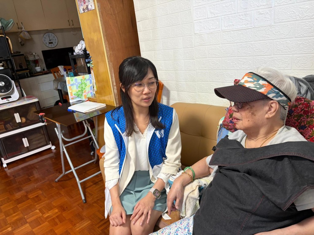 署方今日派員家訪，聽取他們的關注及了解他們的需要。