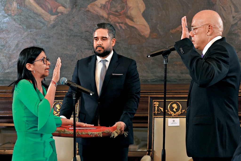 委內瑞拉代理總統羅德里格斯(左)周一宣誓就任臨時總統。