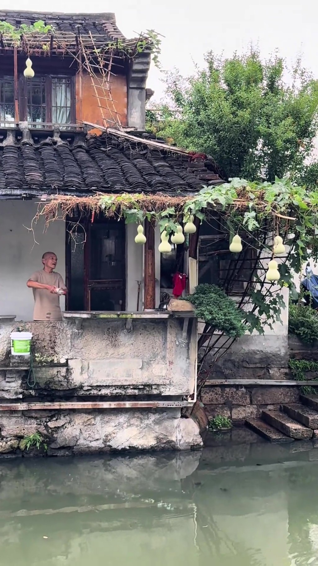 浙江紹興近日出現「現實版葫蘆娃與爺爺」，當地文旅也有介紹。