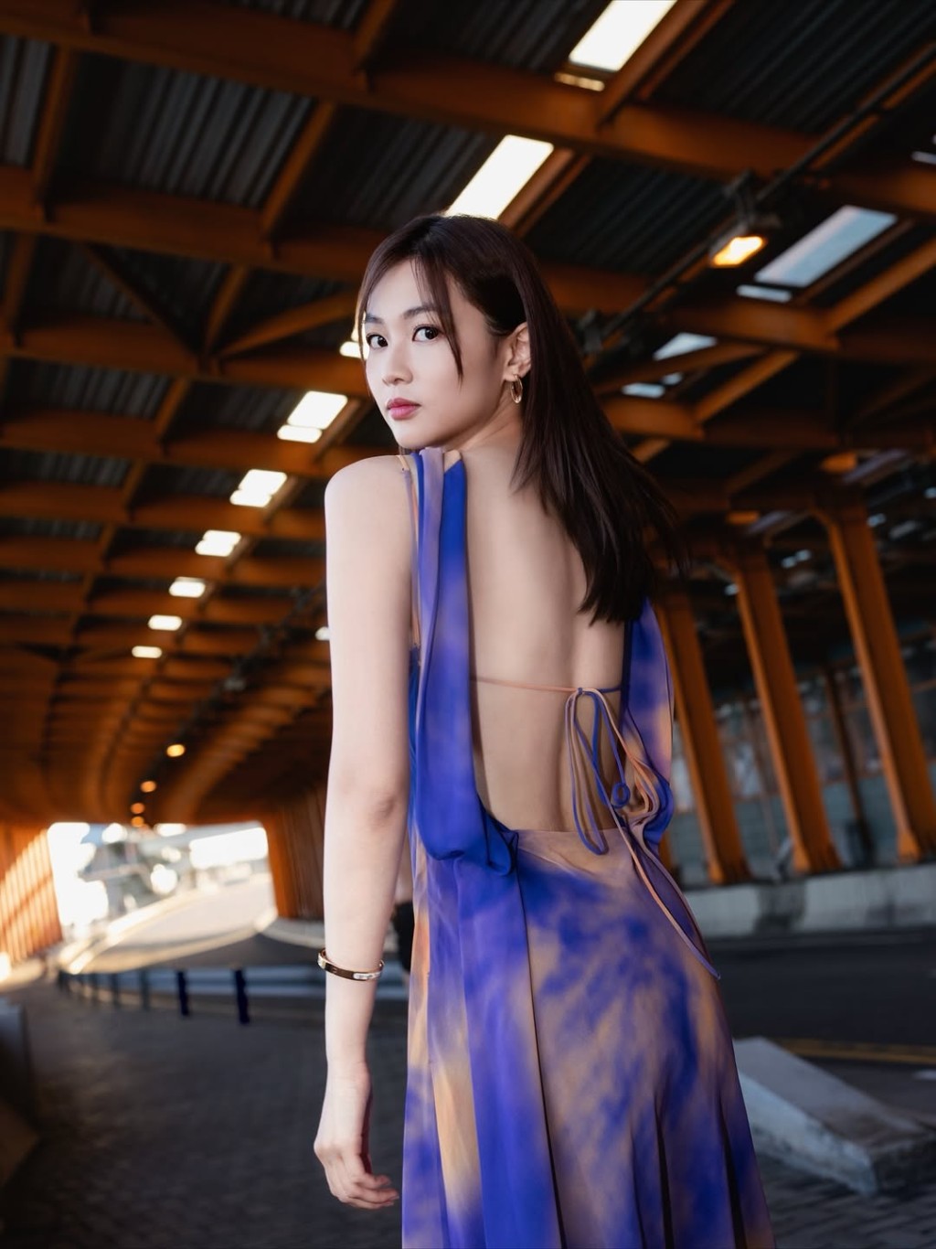 郭柏妍背脊又白又滑。