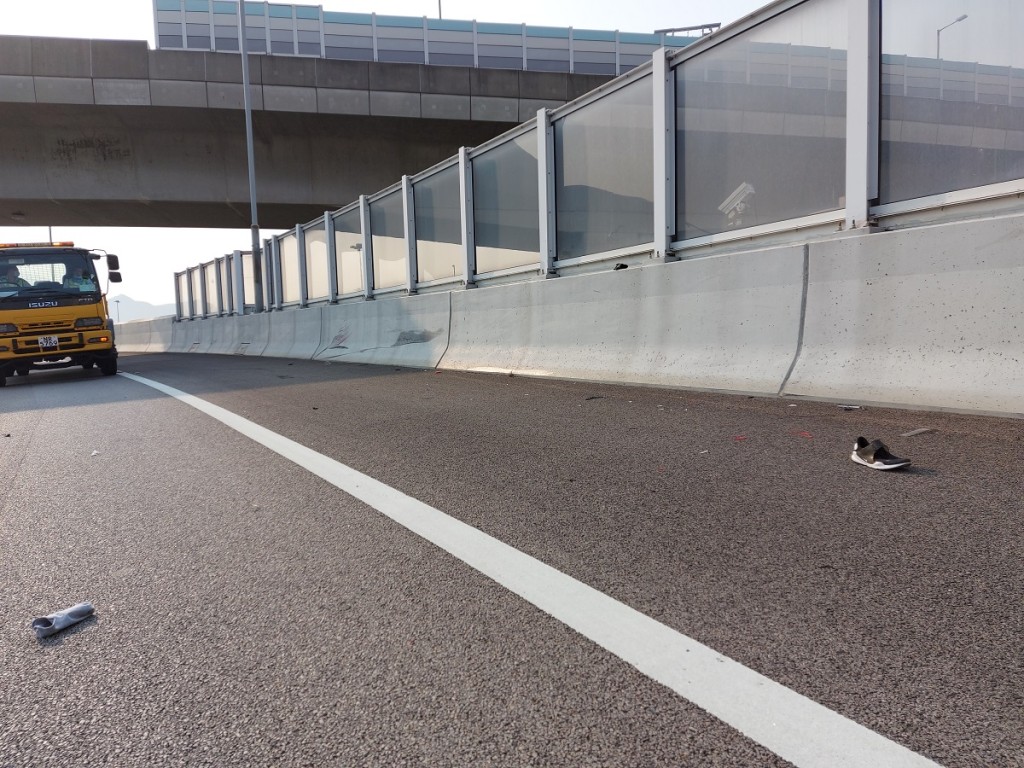電單車在青沙公路失事,司機送院後傷重不治。