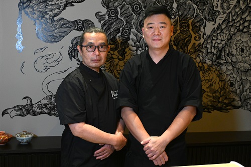 餐廳日籍總廚細秀勝（左）與行政總廚黃冠華（右）。