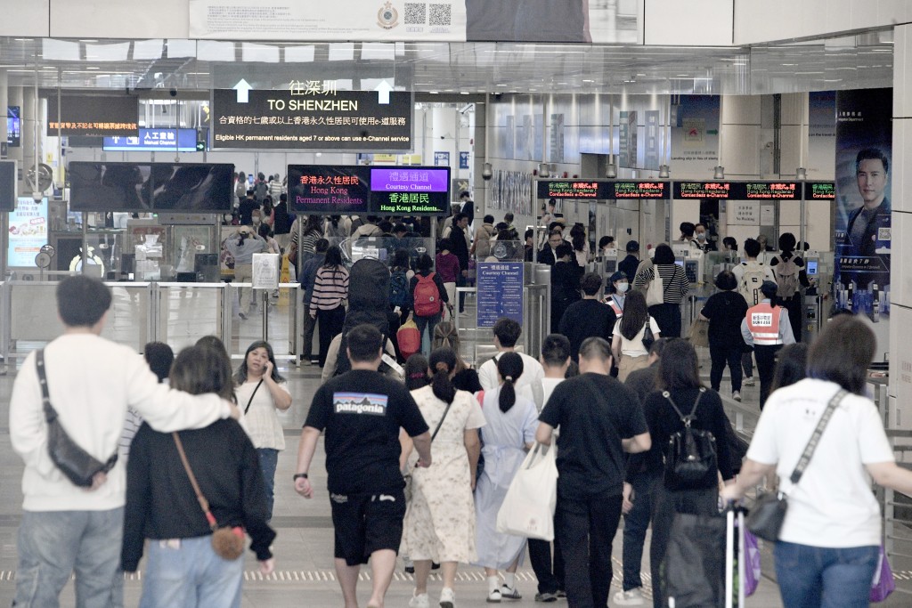 不少一家大小拖著行李出入境。 不少一家大小拖著行李出入境。