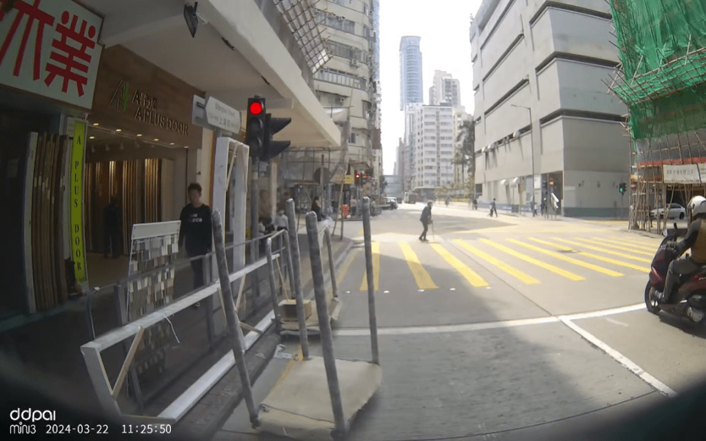 旺角上海街一名柱着拐杖的婆婆，今日早上11时许步履蹒跚地缓慢过路。