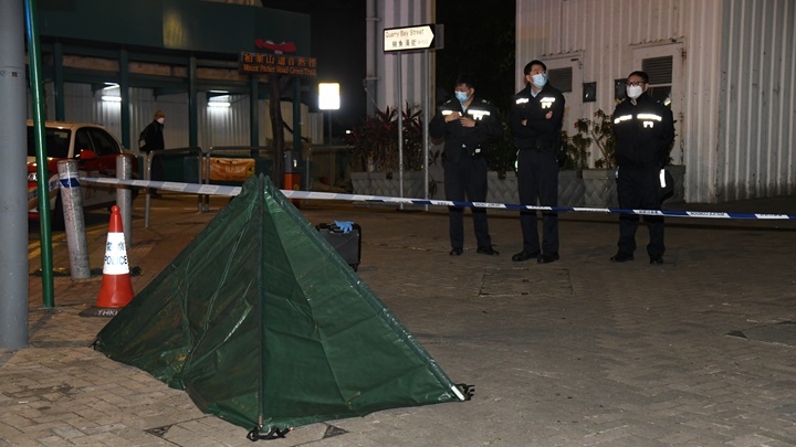 死者遺體蓋上帳篷。李家傑攝