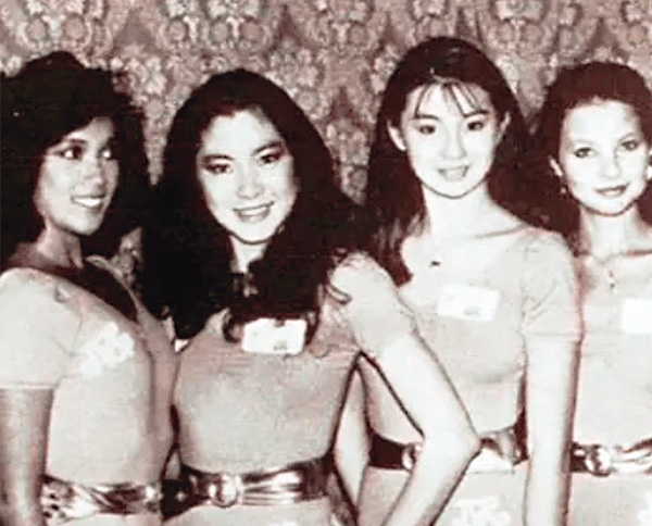 杨紫琼在八三年赢得「马来西亚小姐」冠军，其后出战世界小姐，遇上香港代表张曼玉（右图右二）。