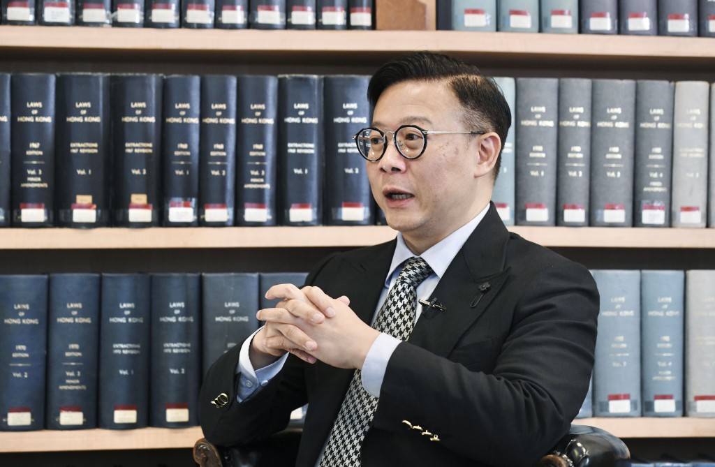張國鈞相信AI在法律界肯定會帶來革命性改變，指現時法律科技已等同「啱啱攞牌」的初級律師。何君健攝