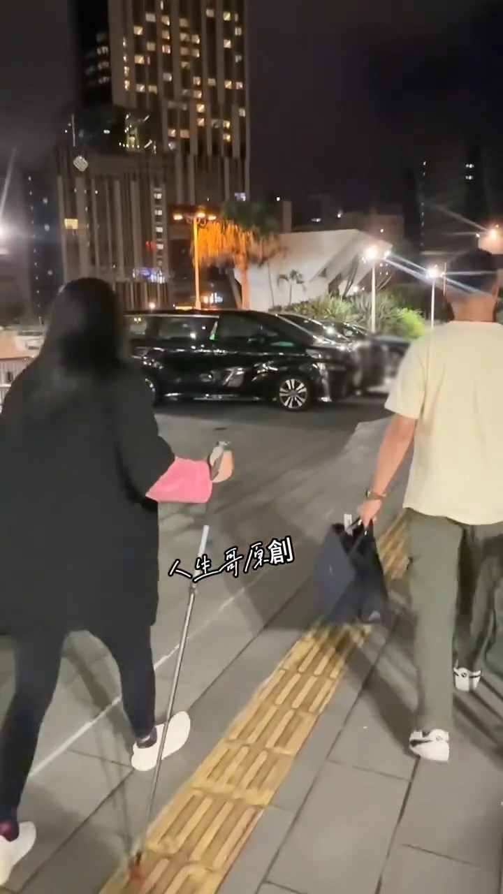 李珊珊雙腿非常纖幼。