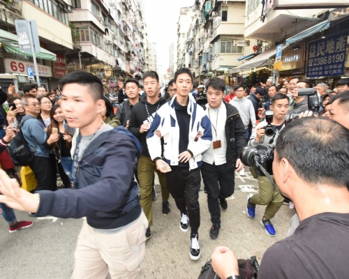 「幣少爺」黃鉦傑被帶上警車。