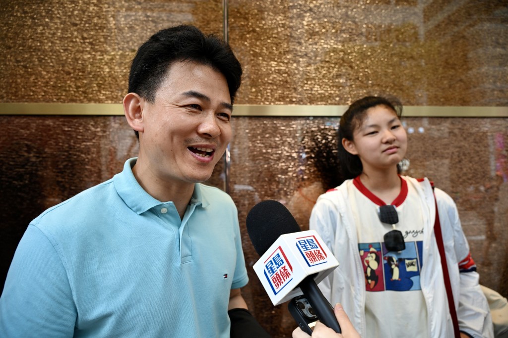 胡先生又指,五一假期打算在香港玩兩日,預計在港花費數萬元。 胡先生又指,五一假期打算在香港玩兩日,預計在港花費數萬元。