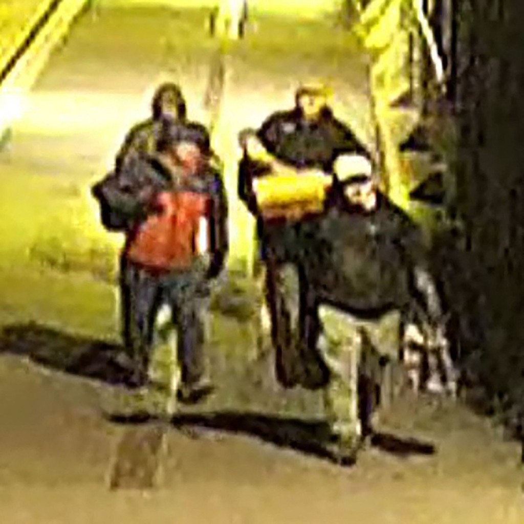警方公布里斯托博物馆4名嫌犯被闭路电视拍下的画面，呼吁公众提供消息。法新社