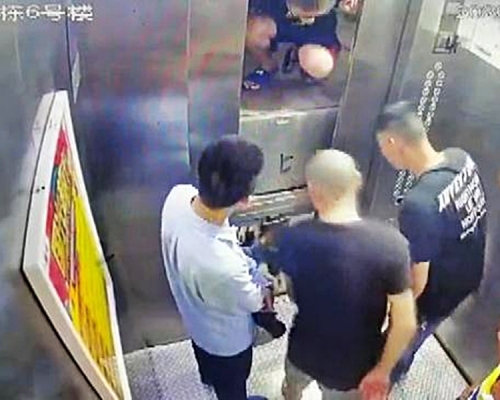 升降機突然下墜。網圖