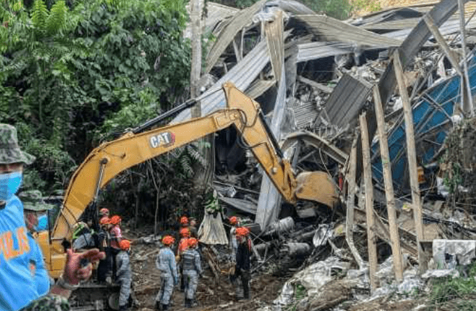 由於垃圾場內部持續釋放高濃度的甲烷氣體,任何火花均可能引發大規模燃燒甚至爆炸,救援人員在動用挖掘設備及切割工具時必須極為小心,令搜救進度受阻。法新社 由於垃圾場內部持續釋放高濃度的甲烷氣體,任何火花均可能引發大規模燃燒甚至爆炸,救援人員在動用挖掘設備及切割工具時必須極為小心,令搜救進度受阻。法新社