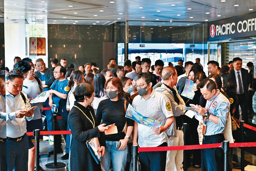 啟德海灣2期昨日進行新一輪銷售，吸引大批準買家到場，氣氛不俗。